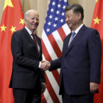 Tổng thống Mỹ Joe Biden (trái) và Chủ tịch Trung Quốc Tập Cận Bình tại cuộc gặp ở Lima, Peru ngày 16/11. Ảnh: AP