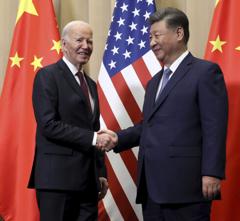 Tổng thống Mỹ Joe Biden (trái) và Chủ tịch Trung Quốc Tập Cận Bình tại cuộc gặp ở Lima, Peru ngày 16/11. Ảnh: AP