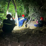 Lực lượng chức năng vượt dốc giải cứu hai nữ du khách. Ảnh: Công an cung cấp