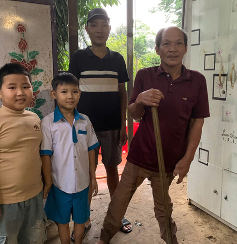 Ba bố con anh Đức Hiền cùng người cha bị tàn tật, không thể lao động. Ảnh: Nhân vật cung cấp