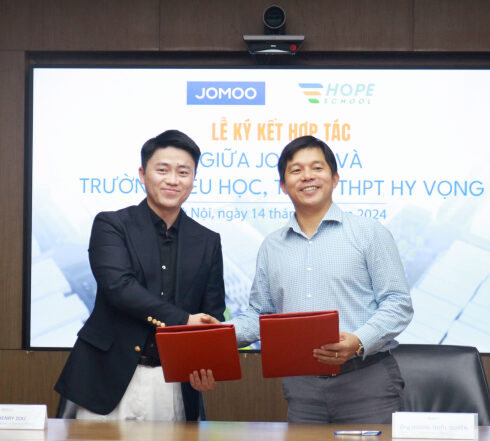 Ông Henry Zou, Giám đốc Jomoo Việt Nam và ông Hoàng Quốc Quyền, Giám đốc Trường Hy Vọng ký kết biên bản hợp tác tài trợ trang thiết bị vệ sinh cho công trình Trường Hy Vọng, tại Trụ sở chính của FPT chiều 14/11. Ảnh: Phan Dương