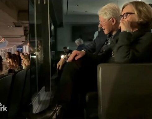 Vợ chồng nhà ông Clinton tại phòng VIP sân vận động Rogers Centre. Ảnh: ABC