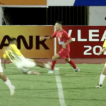 Tình huống Mạc Hồng Quân (áo vàng giữa) đạp vào ống đồng Nguyễn Thái Sơn, trong trận Bình Định thua Thanh Hoá 1-4, ở vòng bốn V-League 2024-2025.