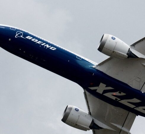 Một chiếc Boeing 777 trình diễn tại Triển lãm Hàng không Quốc tế Paris năm 2023. Ảnh: Reuters