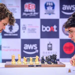 Carlsen (trái) gặp Firouzja tại vòng hai Global Chess League ở thành phố London, Anh tối 4/10/2024. Ảnh: GCL