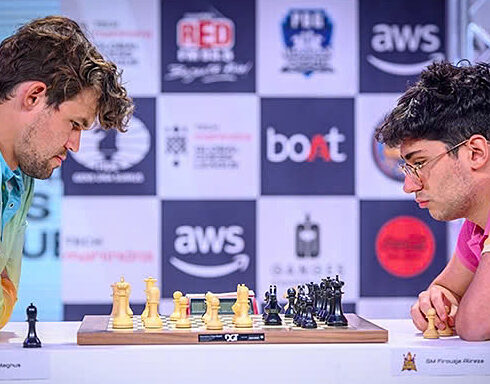 Carlsen (trái) gặp Firouzja tại vòng hai Global Chess League ở thành phố London, Anh tối 4/10/2024. Ảnh: GCL