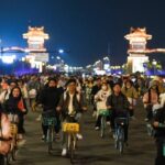 Sinh viên đạp xe từ Trịnh Châu tới Khai Phong, tỉnh Hà Nam, Trung Quốc, tối 9/11. Ảnh: VCG