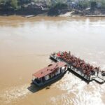 Phà được lắp từ đốt cầu phao, người đi trên phà phải mặc áo phao. Ảnh: Trường Quân