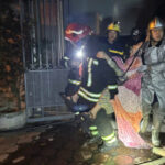 Cụ ông, cụ bà được đưa ra khỏi đám cháy rạng sáng 4/11. Ảnh: CACC