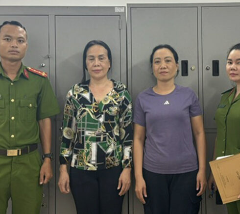 Nguyễn Thị Linh và  Lý Thị Ngọc Bích (áo tím) tại cơ quan điều tra. Ảnh: Công an cung cấp