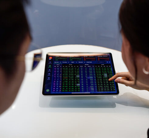 Nhà đầu tư đang theo dõi bảng giá tại một công ty chứng khoán ở quận 1 (TP HCM), tháng 10/2024. Ảnh: An Khương