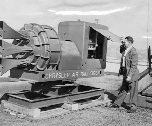 Quản lý Văn phòng Phòng vệ Dân sự, Los Angeles, California, kiểm tra còi báo động không kích Chrysler tháng 1/1954. Ảnh: Gsjansen