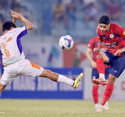 Leonardo Artur (phải) ghi cú đúp và kiến tạo một bàn trong trận Công an Hà Nội thắng Đà Nẵng 3-0, ở vòng sáu V-League 2024-2025. Ảnh: Hoàng Huynh