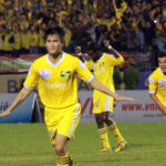 Lê Công Vinh mừng bàn thắng trong màu áo SLNA ngày 1/7/2023 tại sân Vinh. Ảnh: Đức Đồng