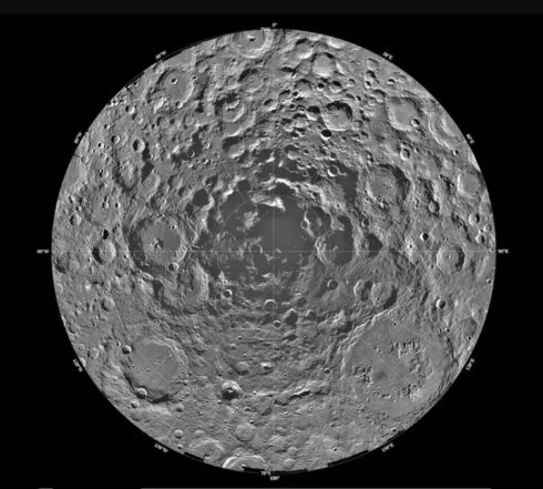 Hình ảnh cực nam của Mặt Trăng được tàu vũ trụ Clementine của NASA chụp vào năm 1996. Ảnh: NASA/JPL/USGS