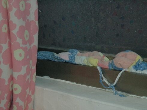 Khe cửa sổ bị bịt kín bằng khăn. Ảnh: Ettoday