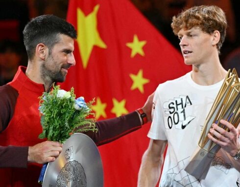 Djokovic chúc mừng Sinner ở chung kết Thượng Hải Masters, trên sân Trung tâm, ở tổ hợp quần vợt Qizhong Forest Sports City, Thượng Hải hôm 13/10. Ảnh: ATP.