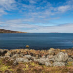 Đảo Gruinard (trái) được chụp với khoảng cách an toàn từ vùng Inner Hebrides, phía tây Scotland. Ảnh: PaulR1800/Flickr