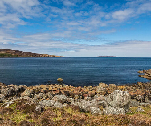 Đảo Gruinard (trái) được chụp với khoảng cách an toàn từ vùng Inner Hebrides, phía tây Scotland. Ảnh: PaulR1800/Flickr