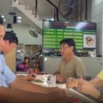 Cán bộ quản lý thị trường kiểm tra tại một cửa hàng kinh doanh vàng. Ảnh: DMS