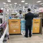 Khách trả lại hàng đã mua trên Amazon tại một cửa hàng ở Clifton, New Jersey, Mỹ, năm 2021. Ảnh: AP.