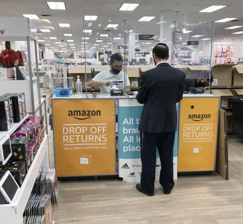 Khách trả lại hàng đã mua trên Amazon tại một cửa hàng ở Clifton, New Jersey, Mỹ, năm 2021. Ảnh: AP.