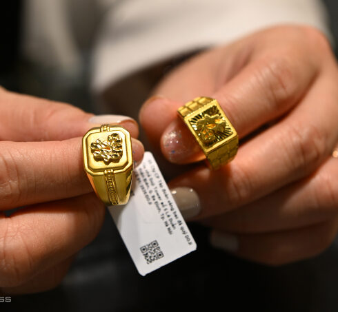 Người dân đi mua vàng trên phố Trần Nhân Tông. Ảnh: Giang Huy