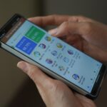 Người dân thao tác ứng dụng DVC Bà Rịa - Vũng Tàu trên smartphone. Ảnh: Trường Hà