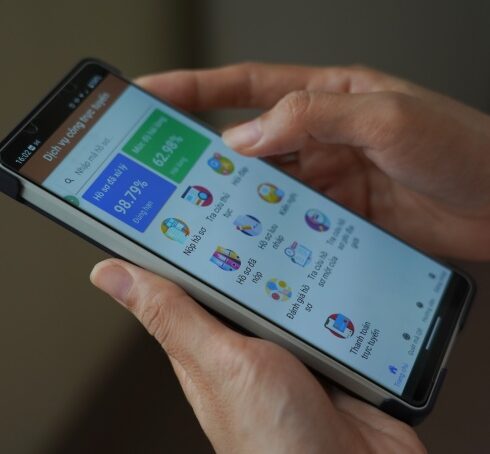 Người dân thao tác ứng dụng DVC Bà Rịa - Vũng Tàu trên smartphone. Ảnh: Trường Hà