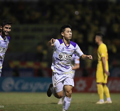 Nguyễn Hai Long ăn mừng khi giúp Hà Nội FC gỡ hòa 1-1 trên sân Thanh Hóa phút bù giờ ngày 3/11.