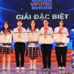 Ông Phan Xuân Dũng (trái) và bà Nguyễn Phạm Duy Trang, Bí thư BCH TƯ Đoàn, Chủ tịch Hội đồng TƯ (phải) trao giải đặc biệt cho nhóm học sinh trường THCS Cầu Giấy, Hà Nội với sản phẩm mô hình địa đạo Củ Chi. Ảnh: Hiếu Hoàng