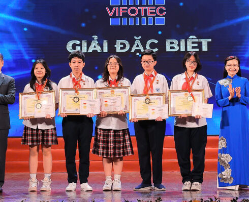 Ông Phan Xuân Dũng (trái) và bà Nguyễn Phạm Duy Trang, Bí thư BCH TƯ Đoàn, Chủ tịch Hội đồng TƯ (phải) trao giải đặc biệt cho nhóm học sinh trường THCS Cầu Giấy, Hà Nội với sản phẩm mô hình địa đạo Củ Chi. Ảnh: Hiếu Hoàng