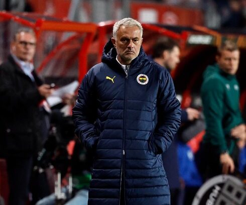 HLV Mourinho trong trận Fenerbahce hòa chủ nhà Twente 1-1 ở lượt hai vòng bảng Europa League ngày 3/10. Ảnh: Fenerbahce SK