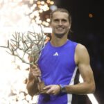 Zverev nâng cao danh hiệu Paris Masters ở sân Trung tâm tại tổ hợp Accor Arena, hôm 3/11. Ảnh: ATP