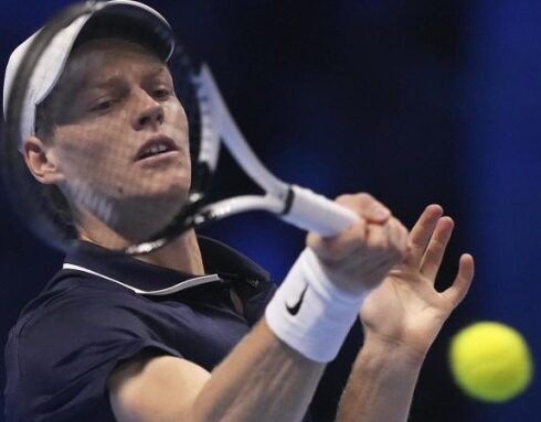 Sinner đánh thuận tay trong trận gặp Medvedev, trên sân Inalpi, Torino, Italy hôm 14/11. Ảnh: Reuters