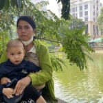 Chị Cải Thị Tình đưa con trai Cải Thanh Hứu, 5 tuổi, từ Hà Giang xuống Bệnh viện Nhi Trung ương điều trị bệnh bạch cầu cấp dòng lympho T (một dạng ung thư máu), trưa 11/10. Ảnh: Quỳnh Nguyễn