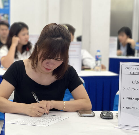 Bà Vân ghi lại thông tin ứng viên tiếng Hàn trong phiên tuyển dụng tại Hà Nội hồi tháng 11. Ảnh: Hồng Chiêu