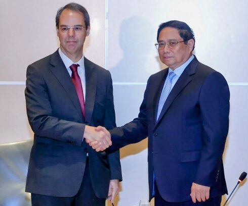 Thủ tướng Phạm Minh Chính và Phó Chủ tịch toàn cầu Embraer tại Rio de Janeiro, Brazil, ngày 17/11. Ảnh: Nhật Bắc