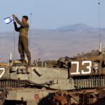 Người lính cắm cờ Israel trên xe tăng trong cuộc tập trận quân sự gần biên giới Lebanon hồi tháng 10/2023. Ảnh: Reuters