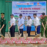 Đại biểu thực hiện nghi thức động thổ khởi công điểm trường Mường Piệt, sáng 3/10. Ảnh: Hùng Lê