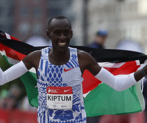 Kelvin Kiptum chạy mừng chiến thắng ở Chicago Marathon 2023 ngày 8/10/2023. Ảnh: AFP