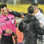 Chủ tịch Ankaragucu, Koca đấm trọng tài Meler sau trận hòa Rizespor 1-1 ở vòng 15 giải vô địch Thổ Nhĩ Kỳ tối 11/12/2023, trên sân Eryaman. Ảnh: AA