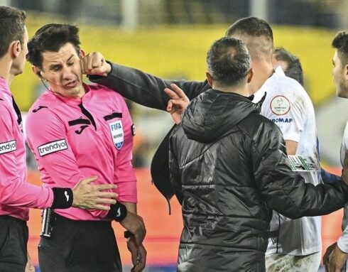 Chủ tịch Ankaragucu, Koca đấm trọng tài Meler sau trận hòa Rizespor 1-1 ở vòng 15 giải vô địch Thổ Nhĩ Kỳ tối 11/12/2023, trên sân Eryaman. Ảnh: AA