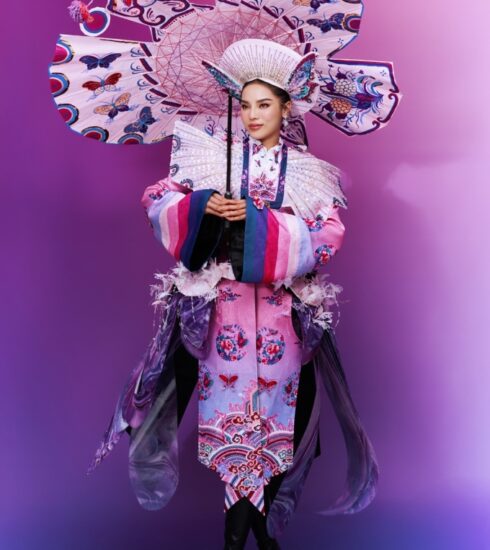 Kỳ Duyên thể hiện hình ảnh người phụ nữ thanh lịch, e ấp qua bộ trang phục. Ảnh: Trần Hoàng Vũ