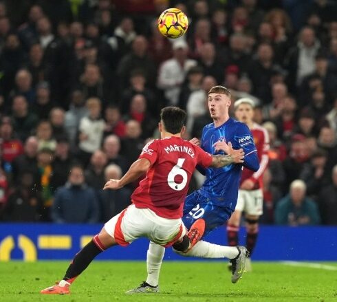 Martinez trong pha vào bóng trúng đầu gối Palmer. Ảnh: PA