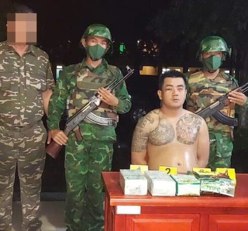 Điều bị lực lượng chức năng bắt giữ khi đang vượt biên cùng 4kg ma túy. Ảnh: Nguyễn Khánh