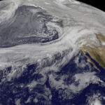 Một vệ tinh chụp ảnh quang cảnh trên Thái Bình Dương với những đám mây minh họa cho chuyển động của dòng sông khí quyển Pineapple Express hướng về Bờ Tây Mỹ. Ảnh: GOES-11/NASA