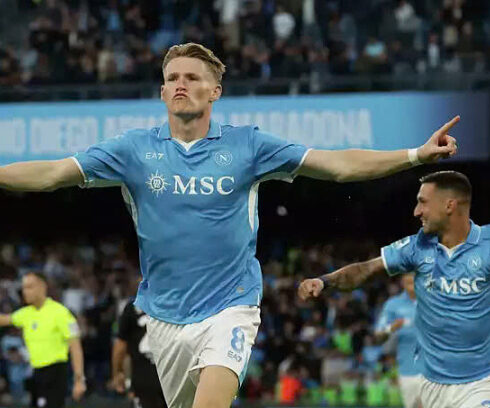 McTominay (trái) mừng bàn mở tỷ số ngay phút đầu trận Napoli gặp Como trên sân Diego Armando Maradona, thành phố Naples, xứ Campania, Italy, trận sớm nhất vòng 7 Serie A tối 4/10/2024. Ảnh: AP