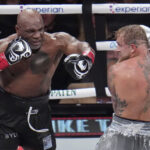 Mike Tyson (trái) trong trận đánh với Jake Paul ở sân AT&T, thành phố Arlington, bang Texas, Mỹ, tối 15/11/2024. Ảnh: AP