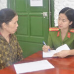 Nghi can An (góc trái) làm việc với cảnh sát. Ảnh: Công an cung cấp